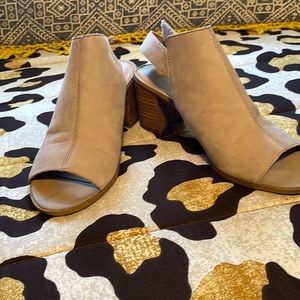 Nude sandal with heel, size 8.5